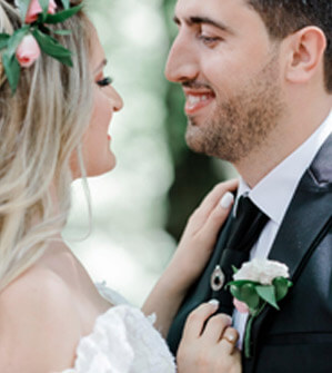 flatters the confidence