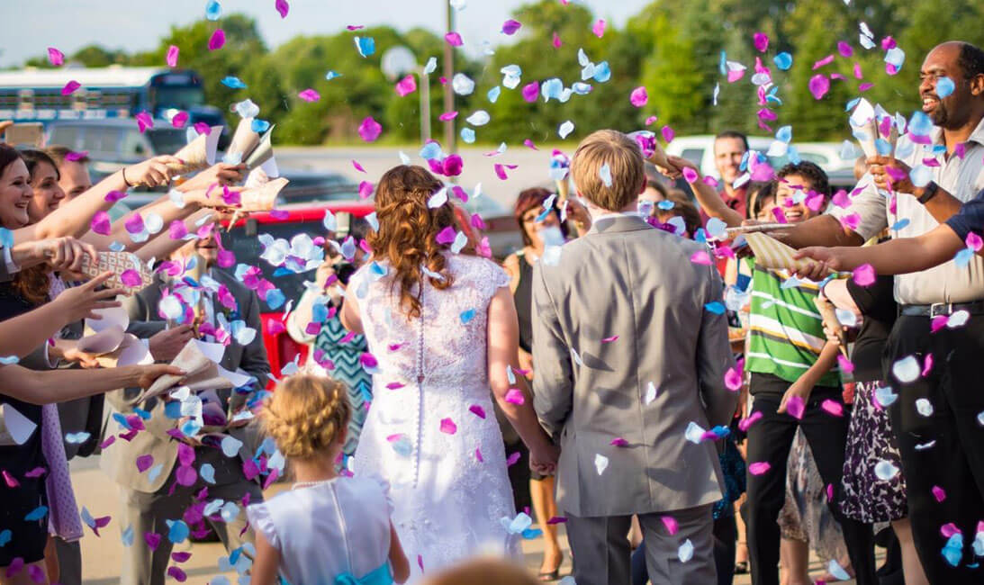 how to spot wedding crashers