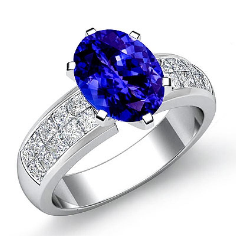  Oval diamond  Ring in 14k Gold White