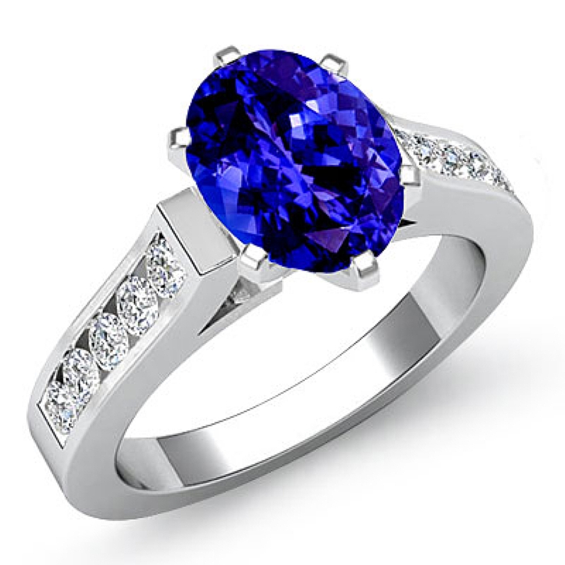  Oval diamond  Ring in 14k Gold White