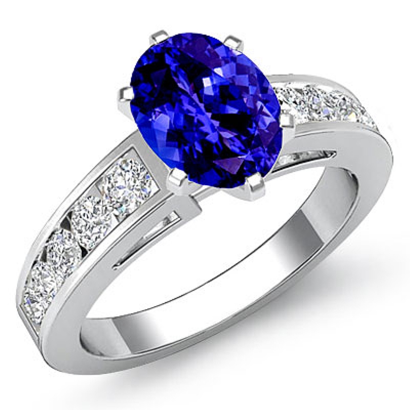  Oval diamond  Ring in 14k Gold White