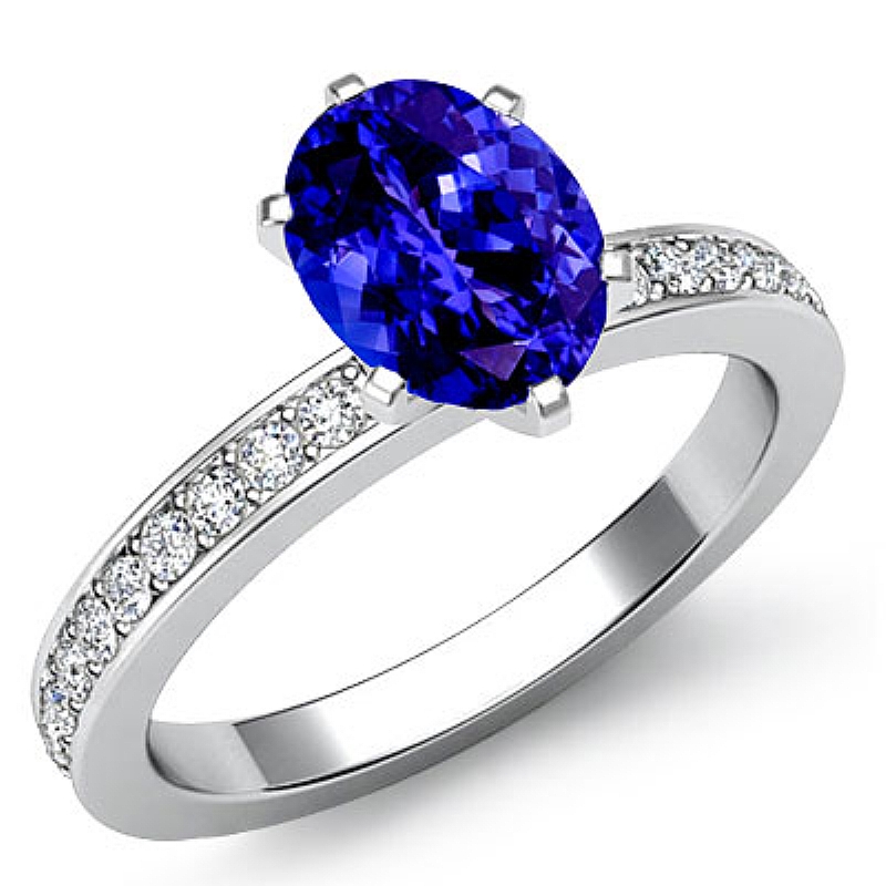  Oval diamond  Ring in 14k Gold White