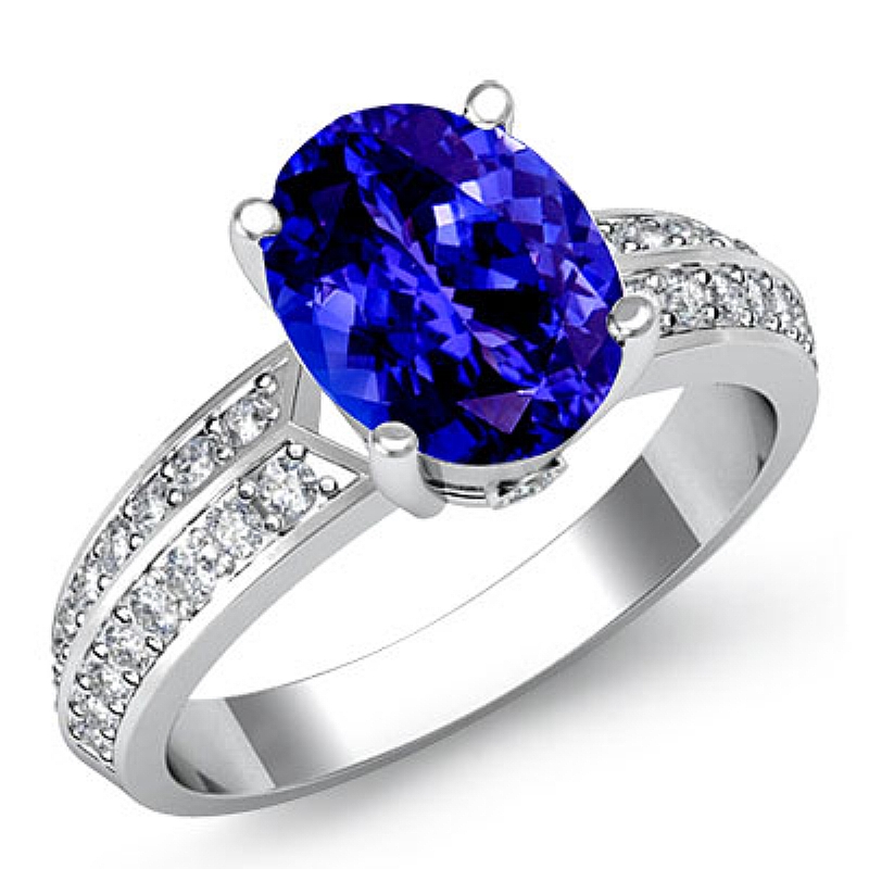  Oval diamond  Ring in 14k Gold White