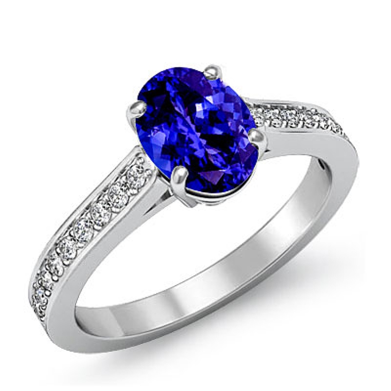  Oval diamond  Ring in 14k Gold White