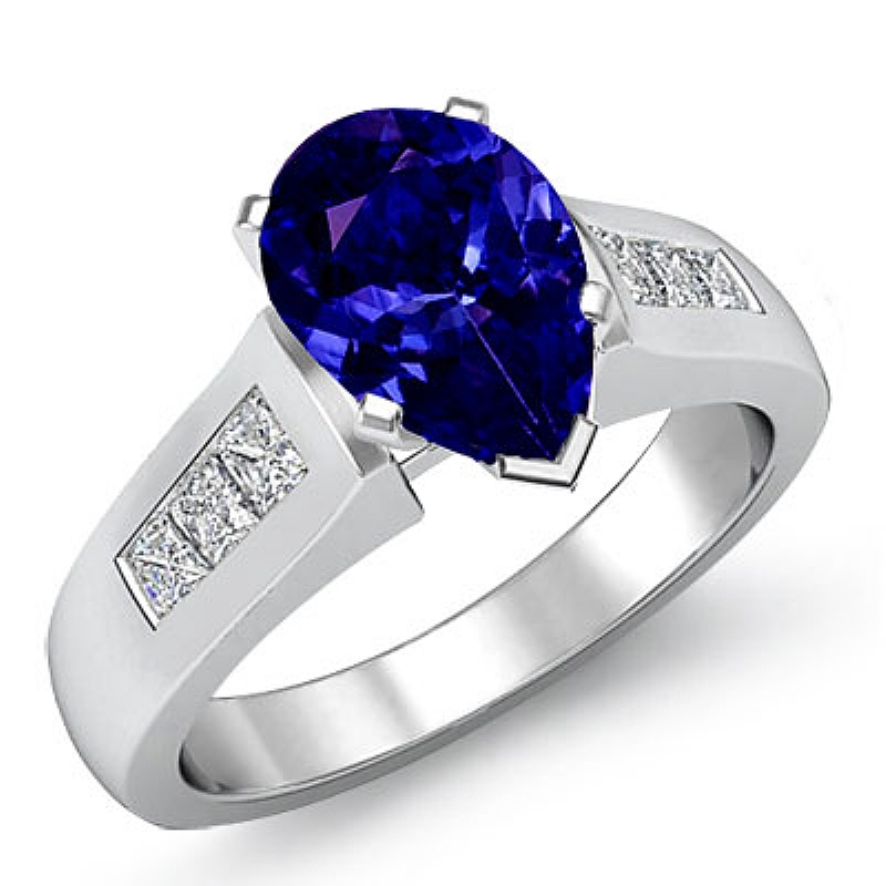  Pear diamond  Ring in 14k Gold White