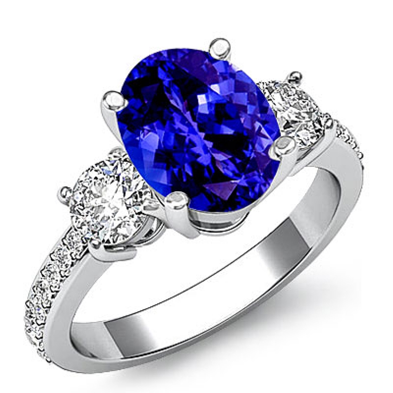  Oval diamond  Ring in 14k Gold White