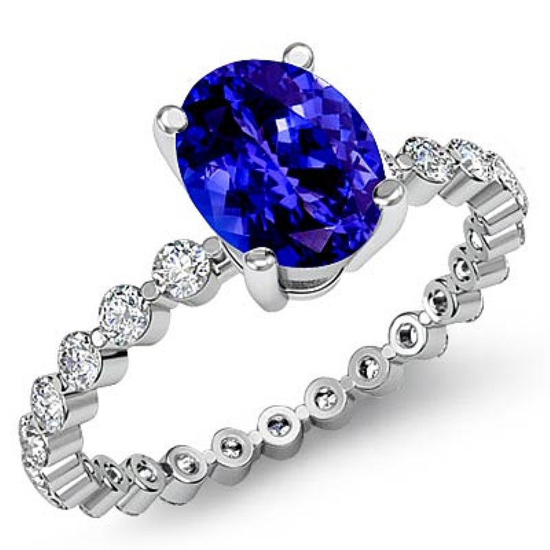  Oval diamond  Ring in 14k Gold White