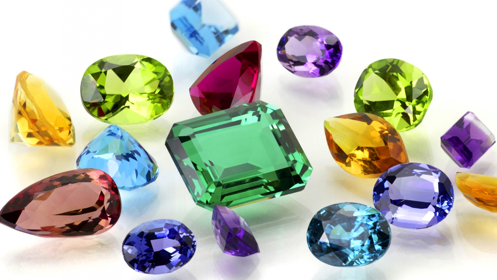 Fluorescence's impact on fancy-colored diamonds